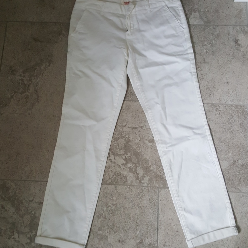 Ankle cropped white pants